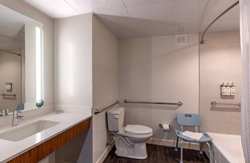 Faubourg Delassize Hotel | Contemporary Room w/Rooftop Pool & City Views Near Superdome – Vibrant Stay