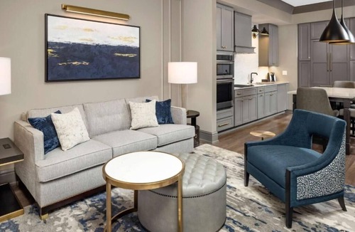 Ansonborough Hotel | Contemporary 2 Rooms Close to Liberty Square – Perfect City Base
