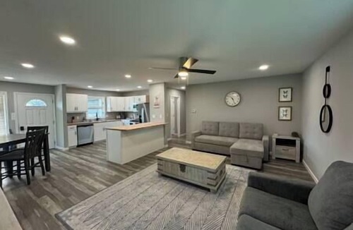 Macon House | Convenience Haven/Modern 3BR 2BA Home in Macon, MO, Briggs Convenience Haven