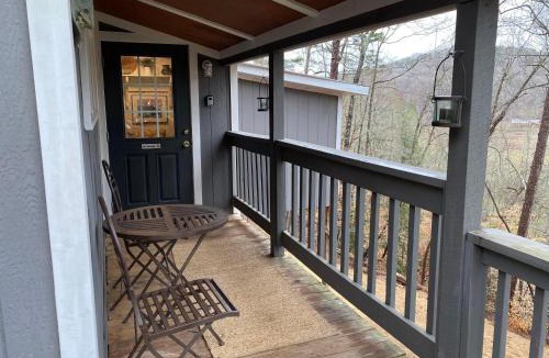 Dahlonega House | Convenient Cottage-Hot Tub, 4 Minutes to Dahlonega