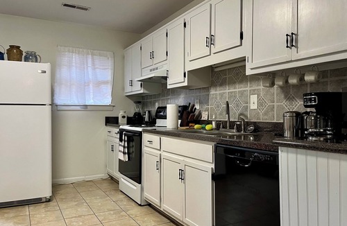 Cullman Apartment | Convenient, curbside Duplex close to Cullman businesses and restaurants!