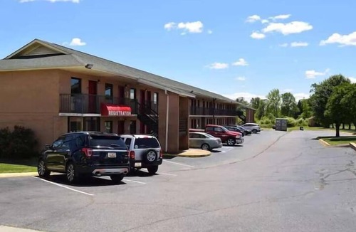 Richburg Hotel | Convenient Queen Room for Families or Couples – Affordable Rates, Great Location
