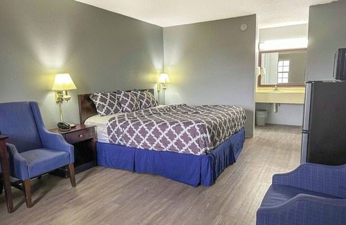 Madisonville Hotel | Convenient Room with King Bed and Microwave and Fridge for a Comfortable Stay