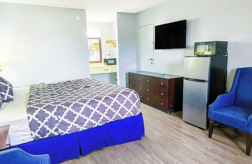 Madisonville Hotel | Convenient Room with King Bed and Microwave and Fridge for a Comfortable Stay