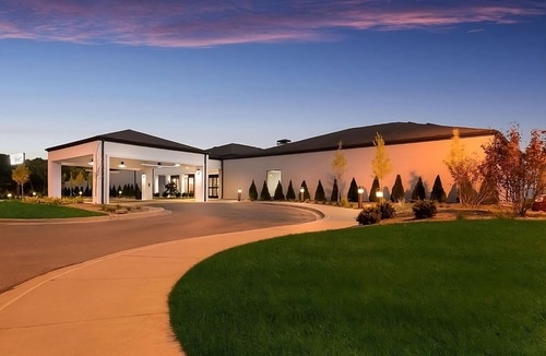 Auburn Hills Hotel | Convenient Stay in Detroit Auburn Hills! 4 Relaxing Units, Pets Allowed, Pool!