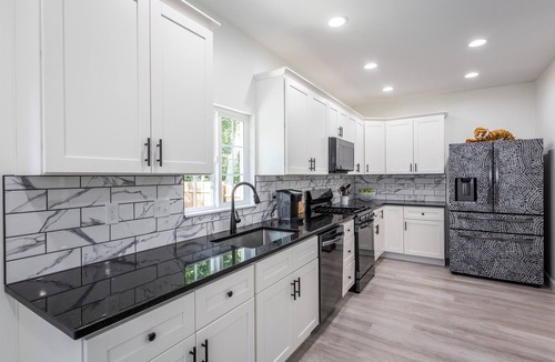 Roselawn Finance House | convenient to everything kingx3 free onsite parking full kitchen ping pong
