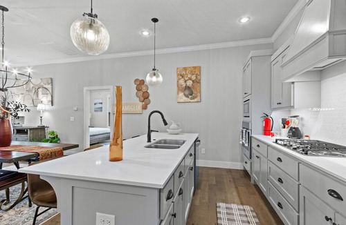 Fayetteville House | Conveniently Located close to University of Arkansas & Main Attractions