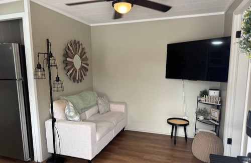 Vincennes Apartment | Conveniently located, cozy units designed with the business traveler in mind.