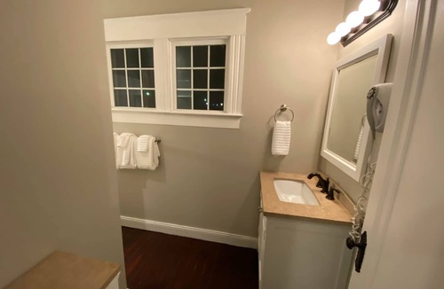 Leitchfield Apartment | Cookies and Cream Room 🚭 @ Twin Lakes Creamery