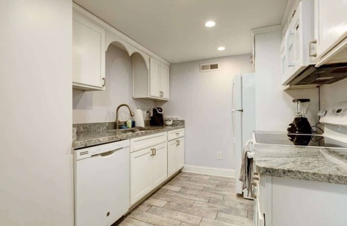 Wesley Heights House | Cool Guest House. Close to Uptown. Walk Everywhere