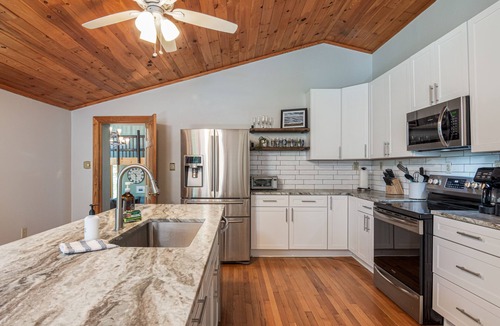 Black Mountain Cabin | Cool Mountain Lodge just 2 Mi to Blk Mt. Hot Tub-Fire Pit 2 King Suites Pet OK.