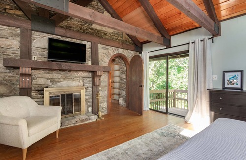 Black Mountain Cabin | Cool Mountain Lodge just 2 Mi to Blk Mt. Hot Tub-Fire Pit 2 King Suites Pet OK.