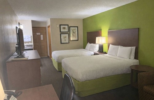 Black River Falls Hotel | Coratel Plus Suites by Jasper Black Riverfalls - Comfort 2 Queen Beds NS