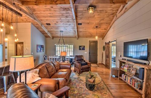 Ellijay House | 'Cork & Creek Cottage' w/Mtn & Pasture Views!