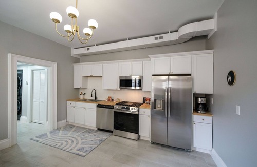 East Row Historic District House | Corporate 30+ Day Home + Walkable Newport+Parking