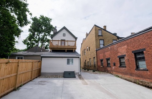 East Row Historic District House | Corporate 30+ Day Home + Walkable Newport+Parking