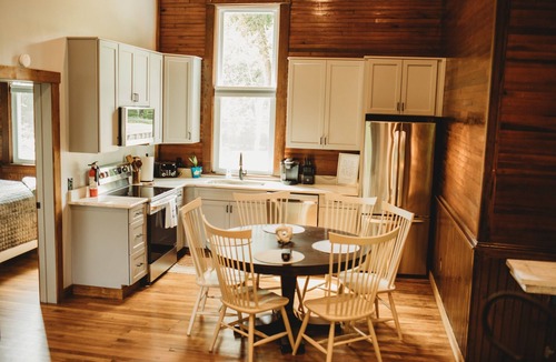Procious House | Corton Lodge – Riverfront Wedding & Group Retreat
