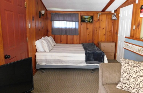 Mountain Home Cottage | Cottage #2Mesmerizing View of Bull Shoals Lake large studio