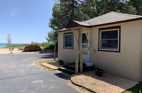 Oscoda Cottage | Cottage Cove · Lake Huron Beach Cottage No. 4