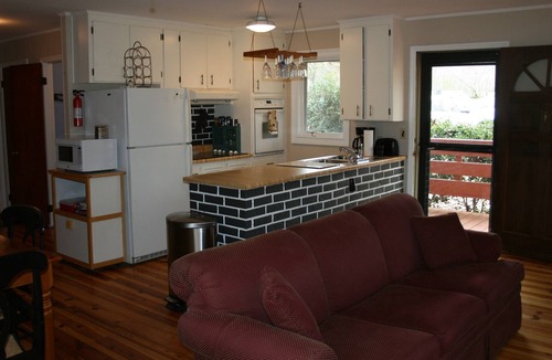 Reed Creek House | Cottage on Lake Hartwell with a beautiful wrap around deck for lazy afternoons!