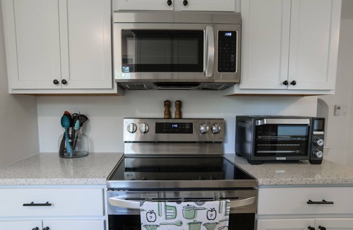 Ross House | Cottage on Main - Cheerful 2 brm home w/parking.