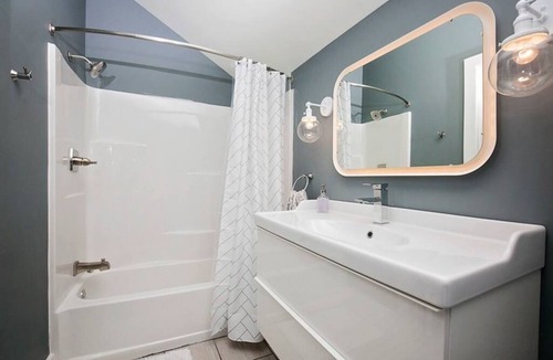 Crescent Hill House | Cottage Park Carriage House. Rest & Explore with Hollyhock