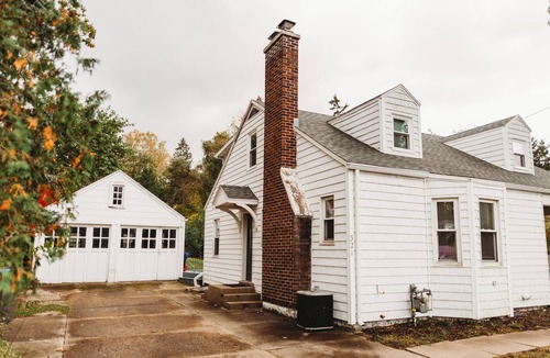 New Buffalo Cottage | Cottage Retreat close to downtown New Buffalo. Sleeps 12, Pet friendly + Games!