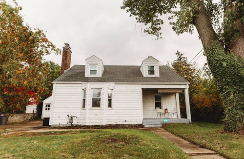 New Buffalo Cottage | Cottage Retreat close to downtown New Buffalo. Sleeps 12, Pet friendly + Games!