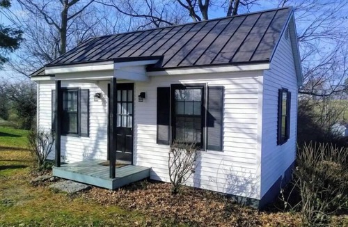 Keene House | Cottage Retreat - Wine, Horses, Convenient