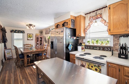 Mishawaka House | Country Charm on Clover Road/nKing Bed-Pet Friendly