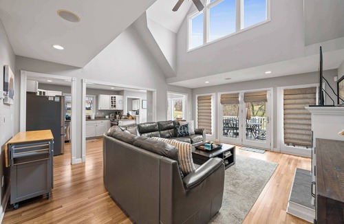 Florence House | Country Home with Hot Tub, Fire Pit, for 10 Guests!