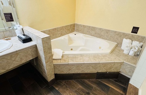 Mishawaka Hotel | Country Inn & Suites by Radisson, Mishawaka, IN