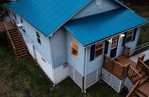 Ansted House | Country Roads House - elevated deck, fast Wi-fi, fire pit