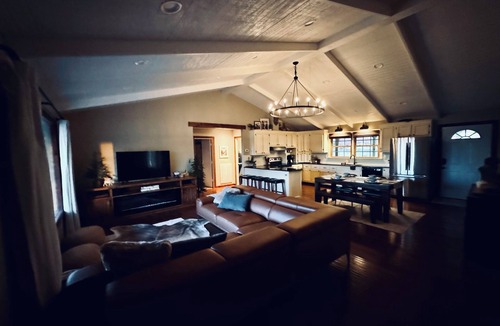 Clarksville House | Countryside & Charming 3-bedroom house with hot tub, fire pit in Clarksville!