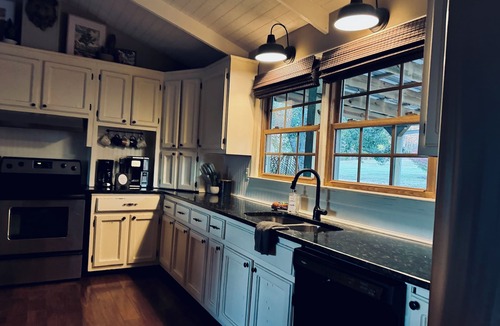 Clarksville House | Countryside & Charming 3-bedroom house with hot tub, fire pit in Clarksville!