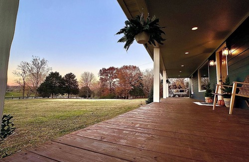 Clarksville House | Countryside & Charming 3-bedroom house with hot tub, fire pit in Clarksville!