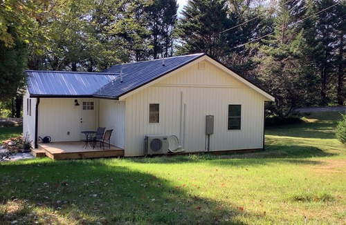 Franklin Cottage | County Cottage Fully Renovated- close to everything!