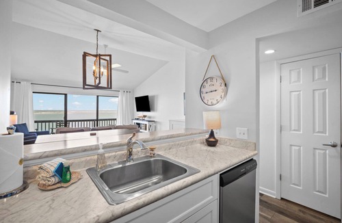Saint Helena Island Villa | Couples Retreat with Breathtaking Oceanfront Views, Community Pool, Elevator - 735 North Hampton
