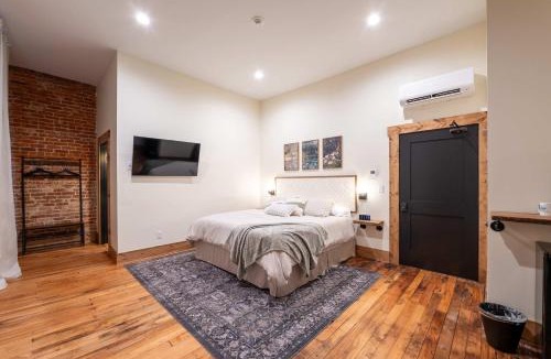 Versailles Hotel | Courthouse Suite - Room 1