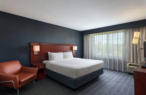 Aksarben - Elmwood Park Hotel | Courtyard Marriott Aksarben Village