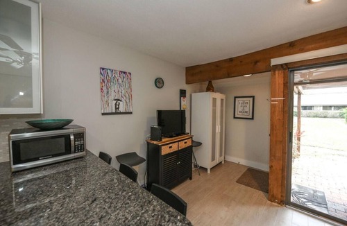 Bunker Oaks Condo | Cozy 1/1 Condo Overlooking the Groves Golf Course Community Pool