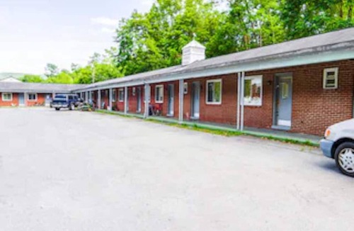 Blue Jay Apartment | Cozy 1 Bedroom Apartment|Beaver WV