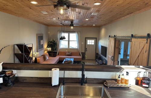 South Lyon House | Cozy 1-bedroom barn in fabulous South Lyon