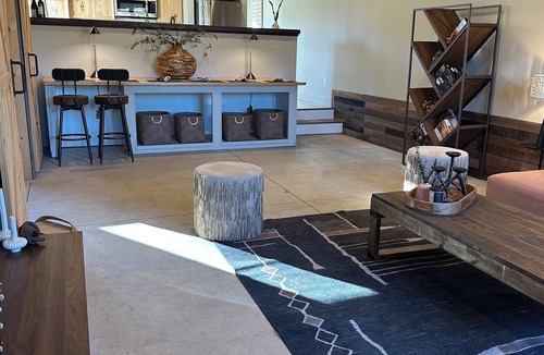 South Lyon House | Cozy 1-bedroom barn in fabulous South Lyon