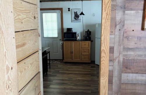 Mammoth Cave Cabin | Cozy 1-bedroom cabin with WiFi, AC in charming Mammoth Cave Hiking in the area