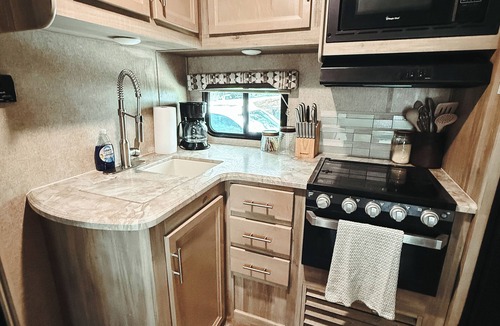Gamaliel House | Cozy 1-bedroom Camper in lovely Gamaliel just 4 minutes from the LAKE