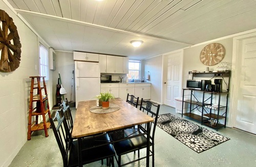 Benton Cottage | Cozy 1-bedroom cottage in welcoming Calvert City with AC and heat