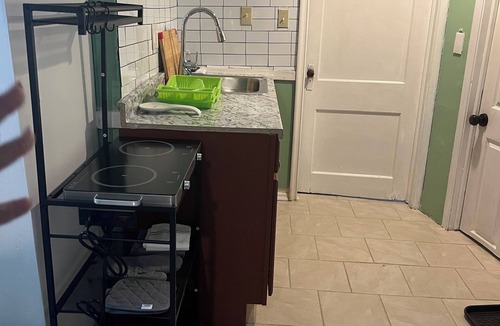 Detroit House | Cozy 1-bedroom Room is in basement whit livingroom and bathroom in basement
