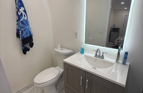 Hollywood Apartment | Cozy 1-bedroom studio in tranquil Hollywood with AC
