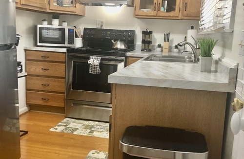 Abingdon House | Cozy 2 Bed 2 Bath minute from Va Creeper Trail Bristol Speedway Hard Rock